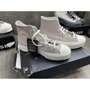 Brand new Converse platform sneakers 🌺